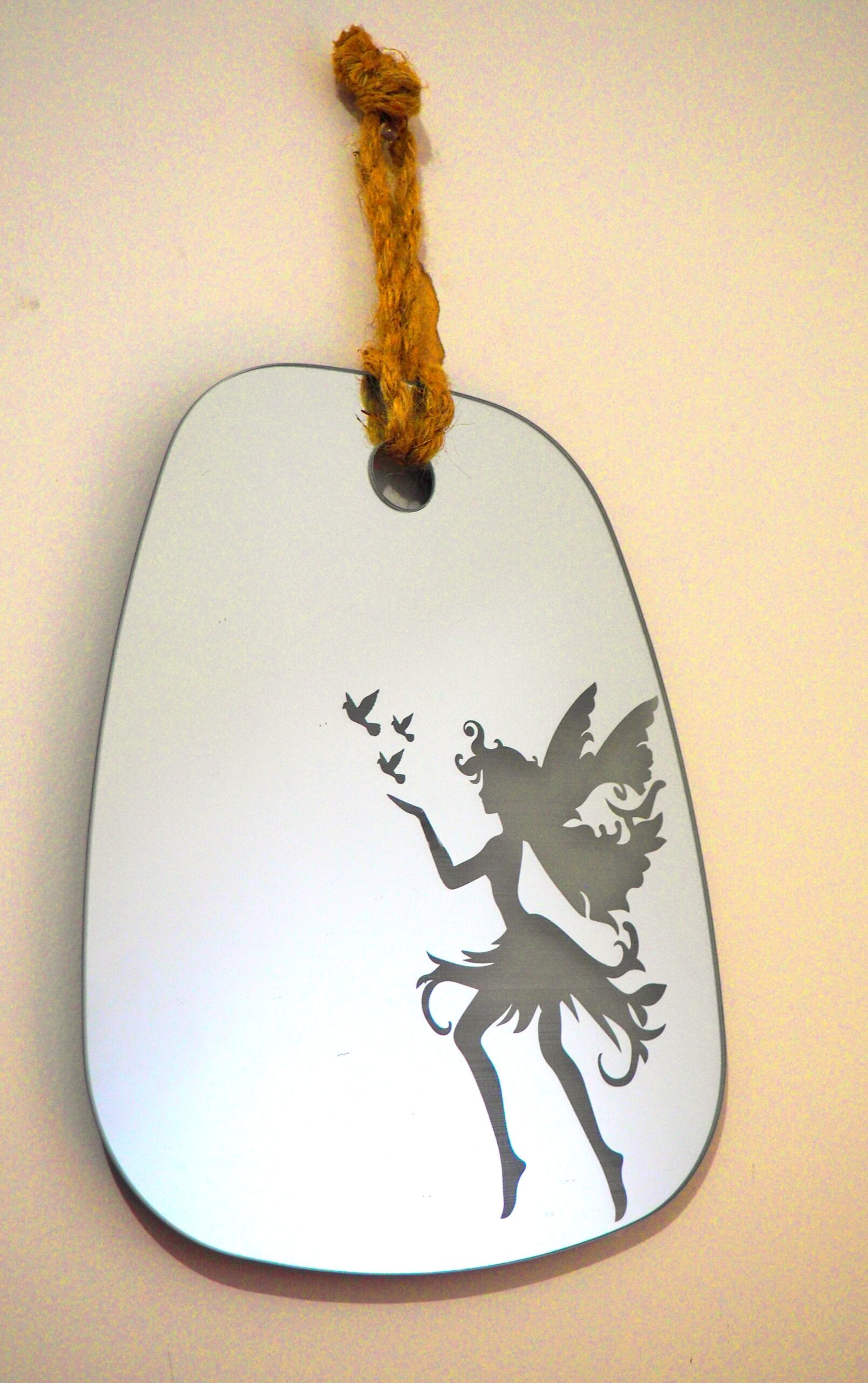 fée gravé au laser sur miroir