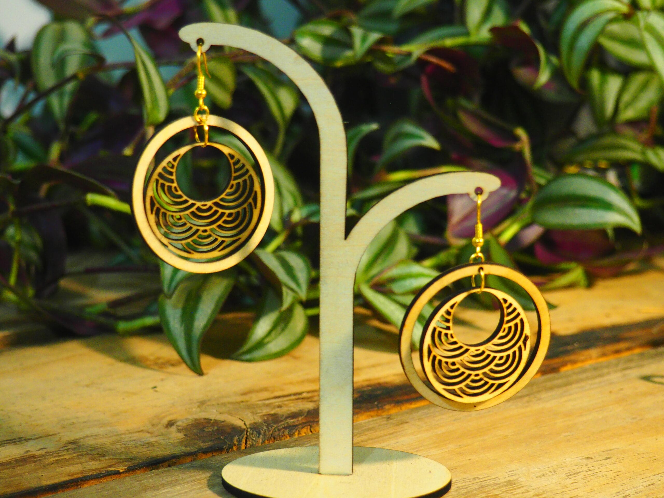 Accessoire de mode éco-responsable en bois, design géométrique et naturel.