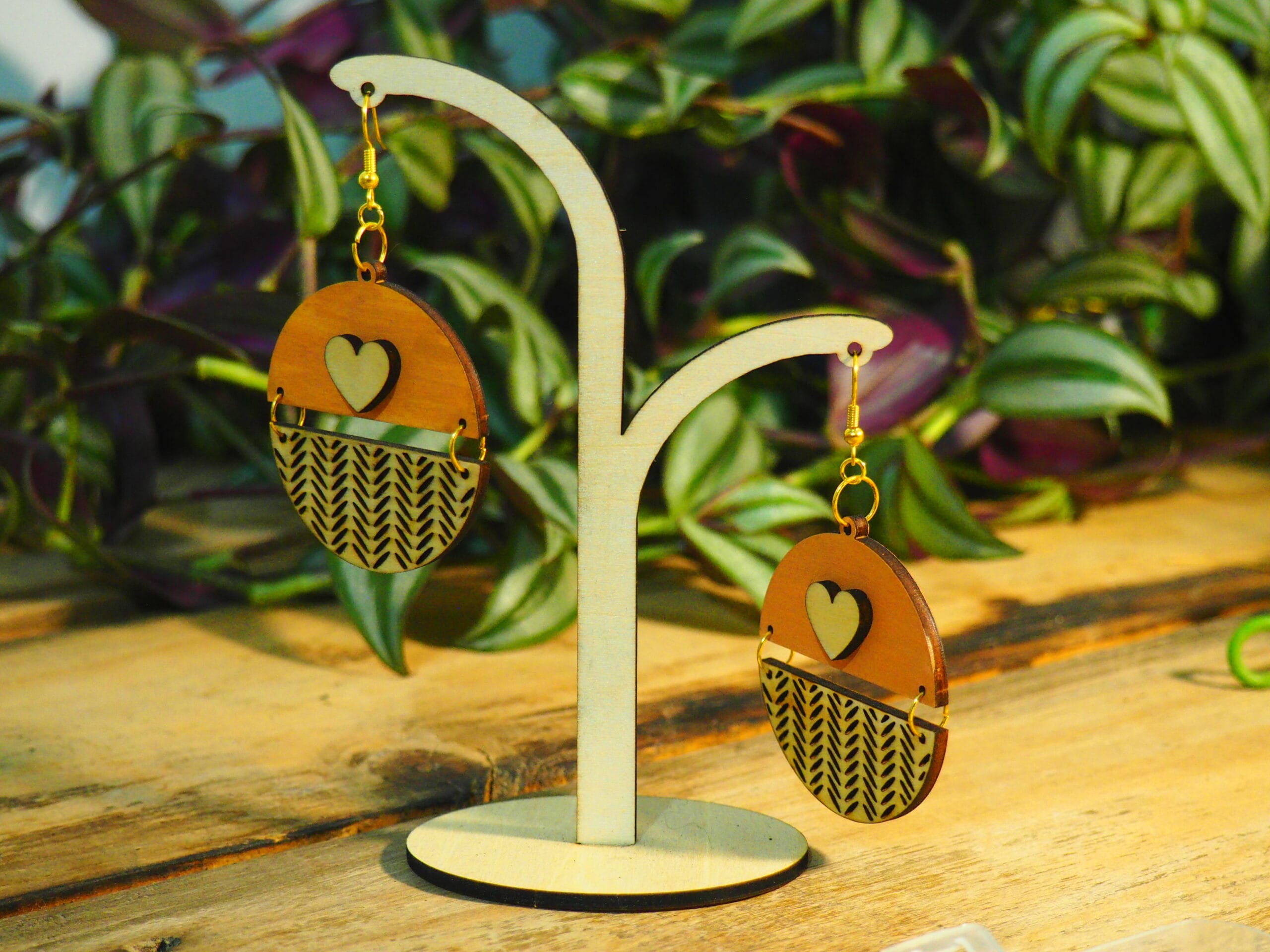 Boucles d'oreilles pendantes en bois découpé laser, bijoux légers et artisanaux.