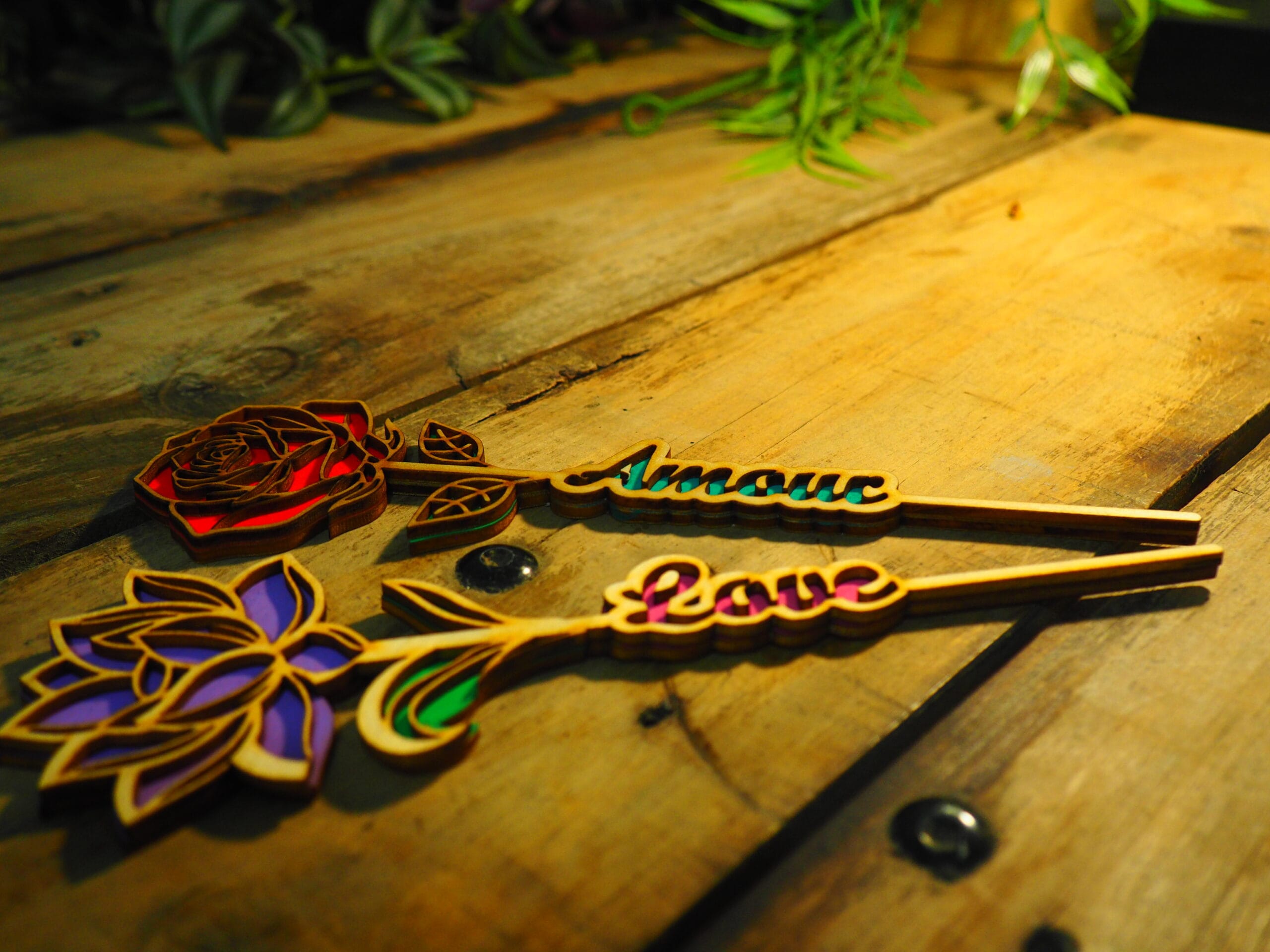 Bouquet de fleurs éternelles en bois gravé avec message de personnalisation au choix.