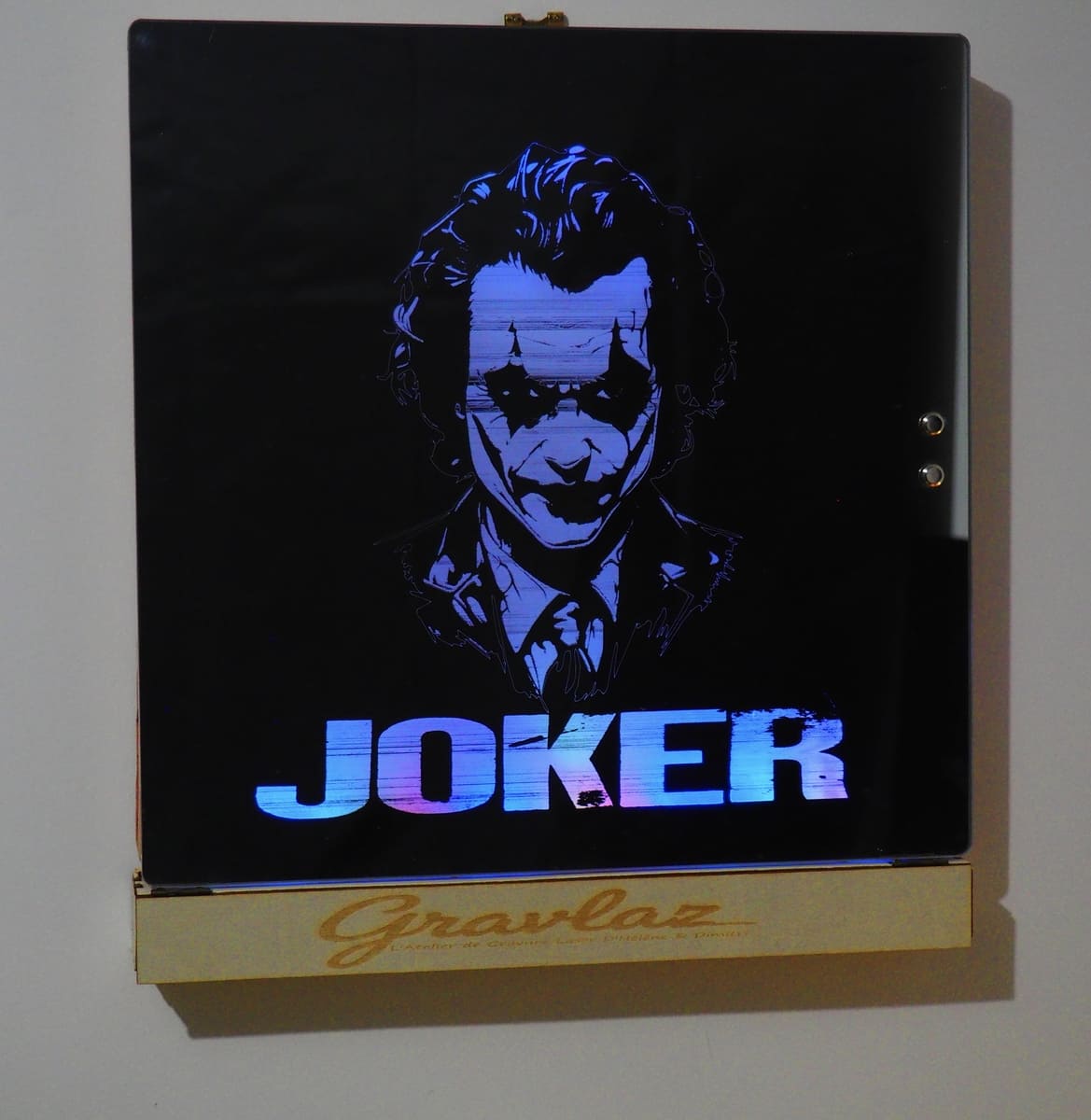 Miroir Gravé lumineux Joker - Illuminez votre côté sombre – Image 5