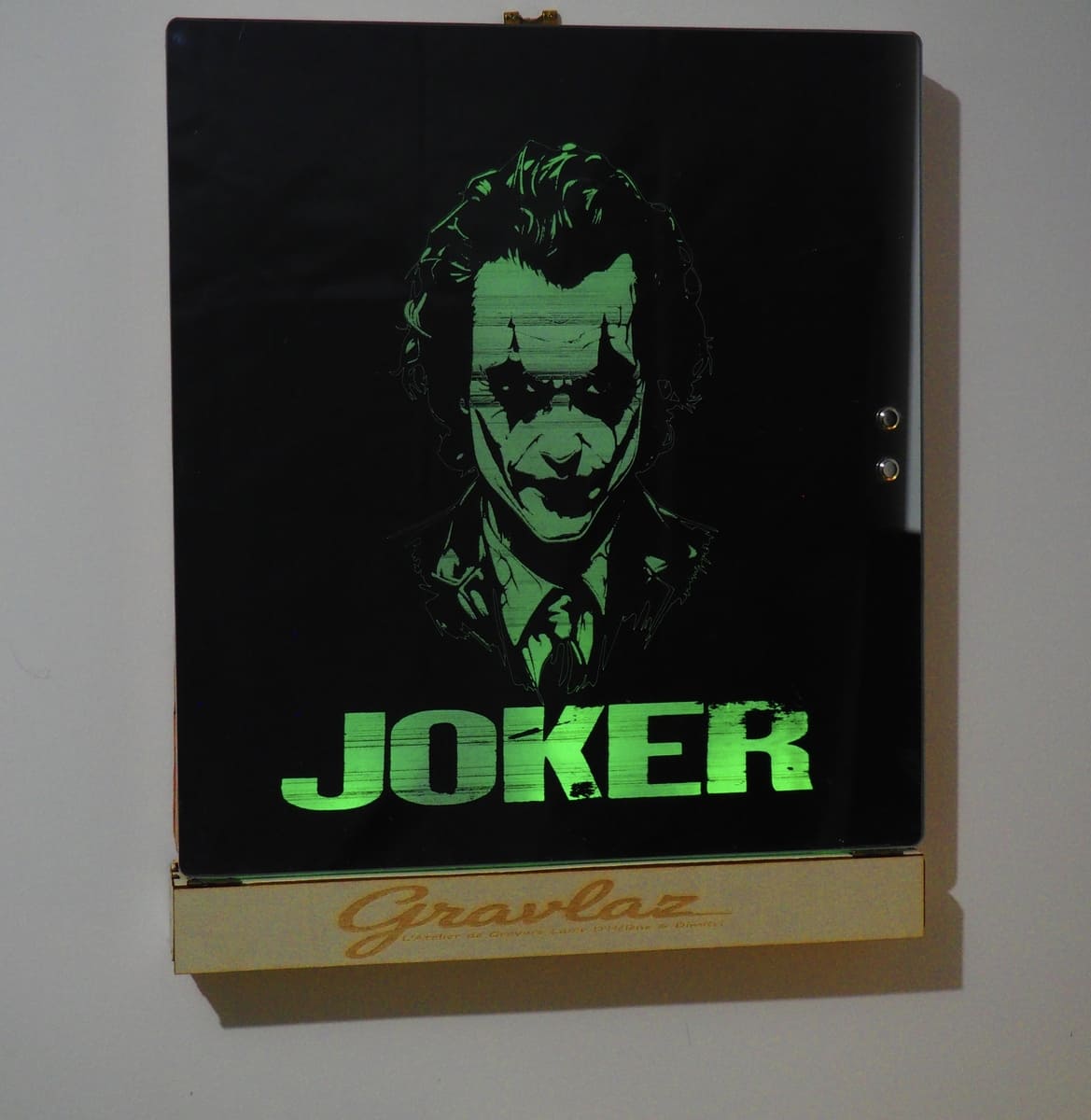 Miroir Gravé lumineux Joker - Illuminez votre côté sombre – Image 4